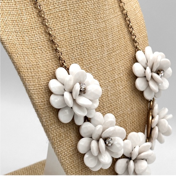 J. Crew Vintage White Flower & Rhinestone Crystal Gold Statement Necklace Rare - Picture 8 of 14
